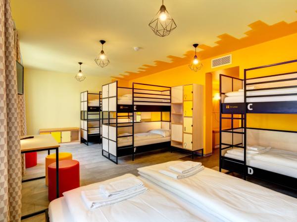 MEININGER Hotel Lyon Centre Berthelot : photo 1 de la chambre chambre familiale avec 8 lits
