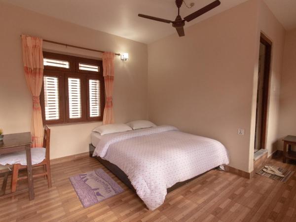 New Tourist Guest House : photo 1 de la chambre chambre lit queen-size - vue sur jardin