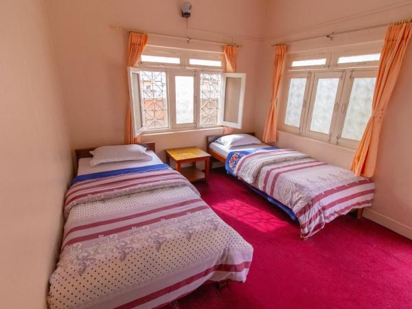 New Tourist Guest House : photo 1 de la chambre chambre lits jumeaux - vue sur jardin