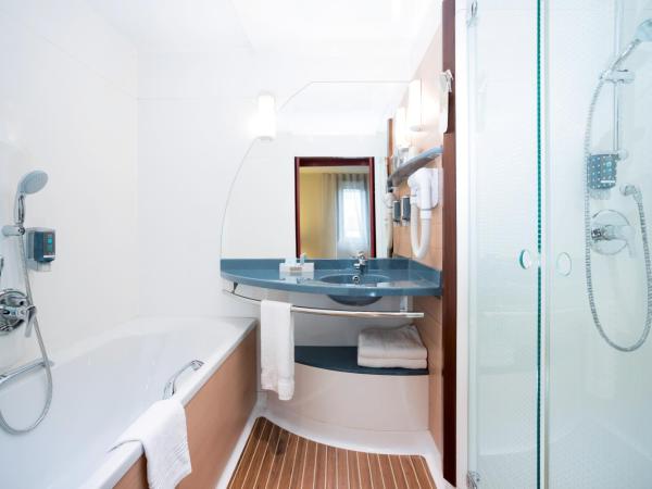 Novotel Marrakech Hivernage : photo 8 de la chambre chambre double supérieure avec canapé - vue sur ville