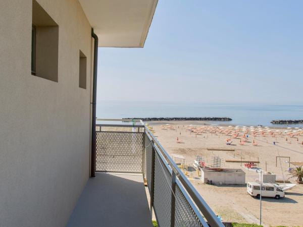 Hotel Tritone Rimini : photo 5 de la chambre chambre double deluxe - vue latérale sur mer