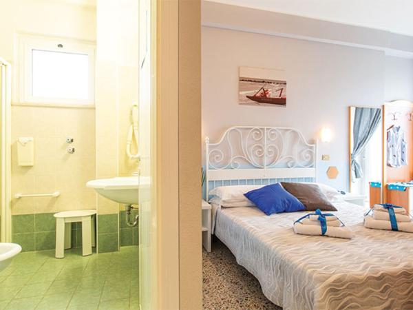Hotel Tritone Rimini : photo 3 de la chambre petite chambre double