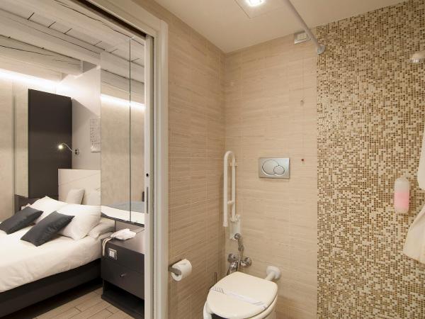 Hotel Fontana Verona : photo 8 de la chambre chambre lit queen-size avec salle de bains pour personnes à mobilité réduite - annexe