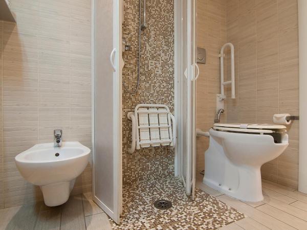 Hotel Fontana Verona : photo 7 de la chambre chambre lit queen-size avec salle de bains pour personnes à mobilité réduite - annexe