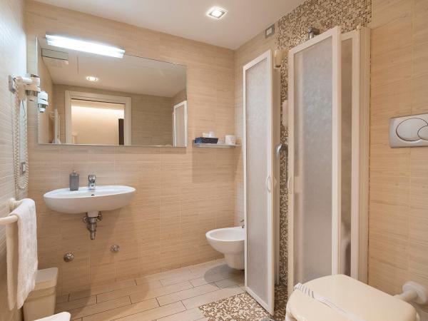Hotel Fontana Verona : photo 6 de la chambre chambre lit queen-size avec salle de bains pour personnes à mobilité réduite - annexe