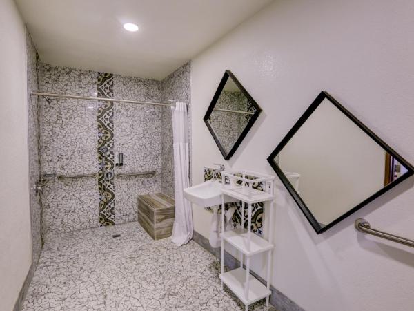 The Greens Hotel on Stockton : photo 2 de la chambre chambre lit king-size avec douche accessible en fauteuil roulant - adaptée aux personnes à mobilité réduite