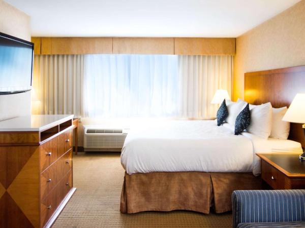 Best Western Plus Suites Downtown Calgary : photo 3 de la chambre chambre lit king-size avec canapé-lit