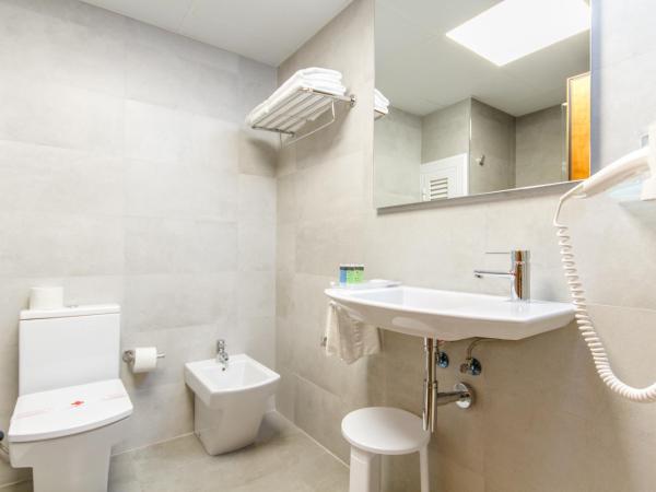 Hotel Castilla Alicante : photo 1 de la chambre chambre lits jumeaux supérieure avec lit d’appoint (3 adultes)