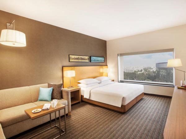 Hyatt Place Hyderabad Banjara Hills : photo 2 de la chambre chambre lit king-size - vue sur ville