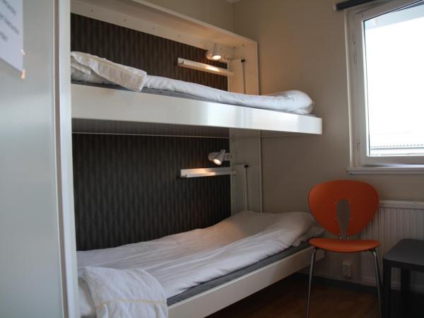 HI Oslo Haraldsheim : photo 4 de la chambre chambre triple avec salle de bains privative