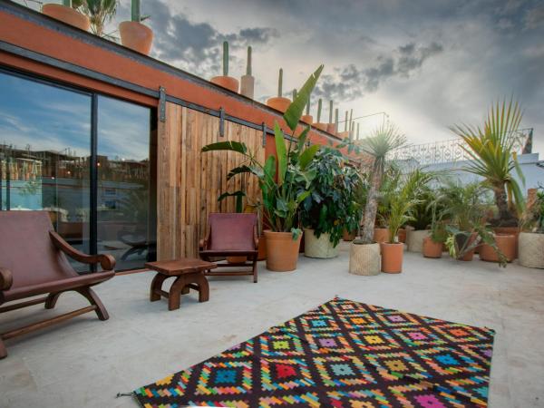 Hotel Los Amantes : photo 2 de la chambre chambre lit king-size avec balcon