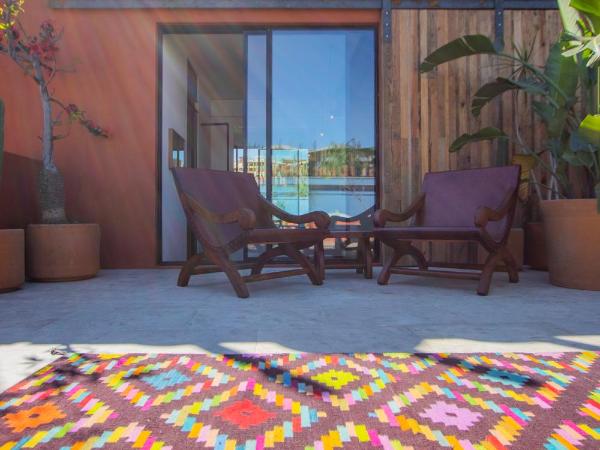 Hotel Los Amantes : photo 1 de la chambre chambre lit king-size avec balcon