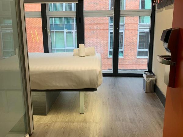 easyHotel Birmingham : photo 1 de la chambre chambre double avec fenêtre