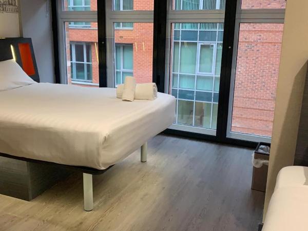easyHotel Birmingham : photo 2 de la chambre chambre familiale avec fenêtre