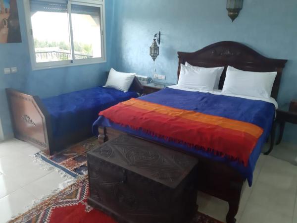 Riad TANJIL : photo 2 de la chambre chambre lit king-size avec balcon