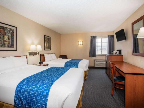 Travelodge by Wyndham Colorado Springs Airport/Peterson AFB : photo 1 de la chambre chambre 2 lits queen-size - non-fumeurs