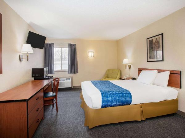 Travelodge by Wyndham Colorado Springs Airport/Peterson AFB : photo 1 de la chambre chambre lit king-size - accessible aux personnes à mobilité réduite - non-fumeurs