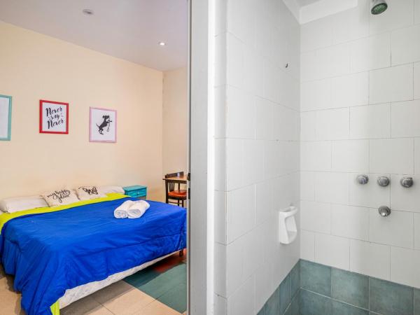 Granados Hostel : photo 5 de la chambre chambre double avec salle de bains privative