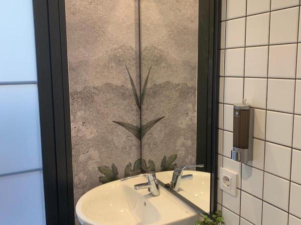 AZ The Botanic Hostel : photo 6 de la chambre chambre double deluxe avec balcon