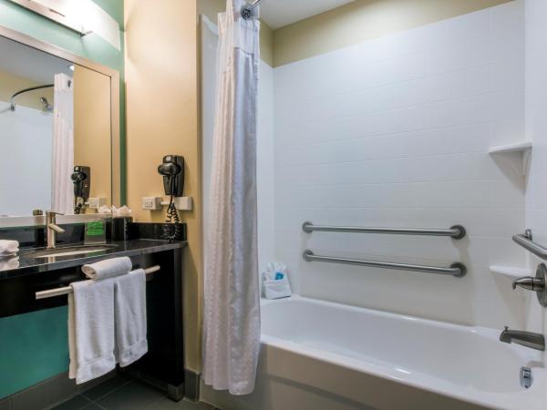 Holiday Inn Express & Suites Colorado Springs Central, an IHG Hotel : photo 9 de la chambre standard room with two queen beds - communications accessible tub