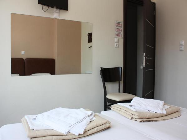 Pella Inn Hostel : photo 3 de la chambre chambre lits jumeaux avec salle de bains et balcon