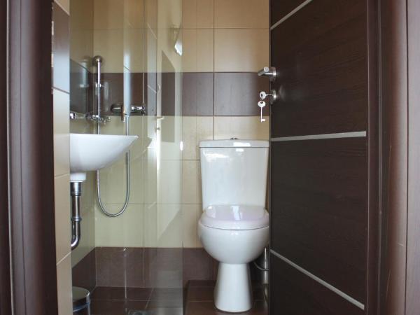 Pella Inn Hostel : photo 4 de la chambre chambre lits jumeaux avec salle de bains et balcon