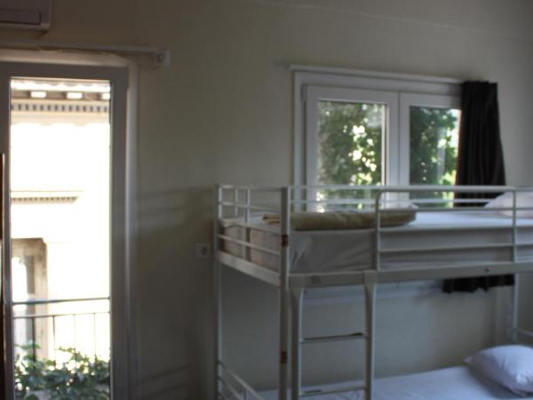 Pella Inn Hostel : photo 1 de la chambre lit dans dortoir mixte de 6 lits avec salle de bains