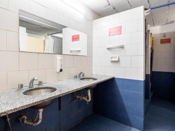 Granados Hostel : photo 8 de la chambre lit dans dortoir mixte de 8 lits