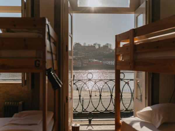 Happy Porto Hostel & Apartments : photo 10 de la chambre lit dans dortoir mixte de 10 lits avec salle de bains privative - vue sur rivière