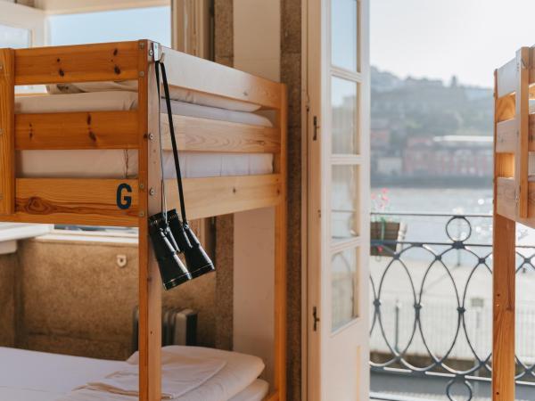 Happy Porto Hostel & Apartments : photo 5 de la chambre lit dans dortoir mixte de 10 lits avec salle de bains privative - vue sur rivière