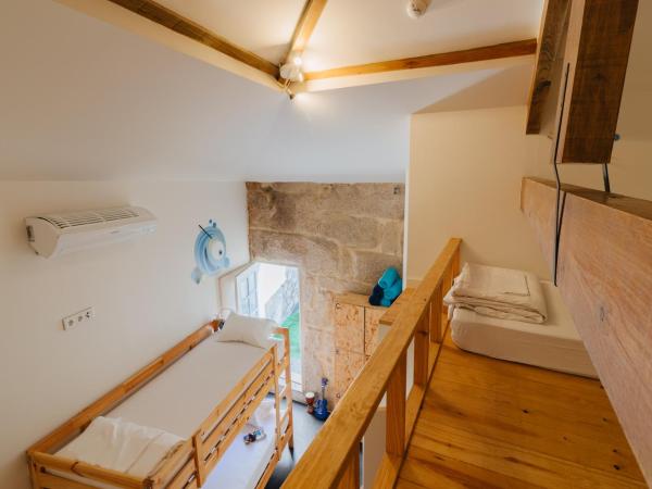 Happy Porto Hostel & Apartments : photo 5 de la chambre lit dans dortoir pour femmes de 8 lits avec salle de bains privative