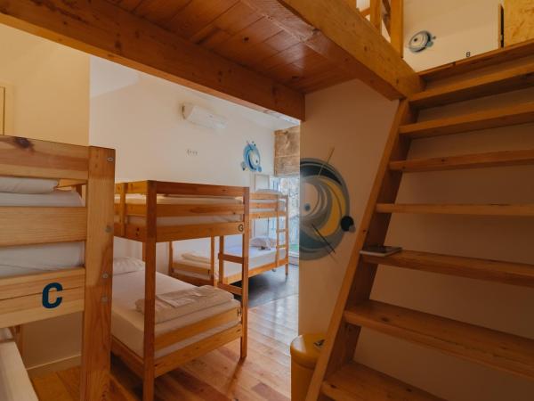 Happy Porto Hostel & Apartments : photo 10 de la chambre lit dans dortoir pour femmes de 8 lits avec salle de bains privative