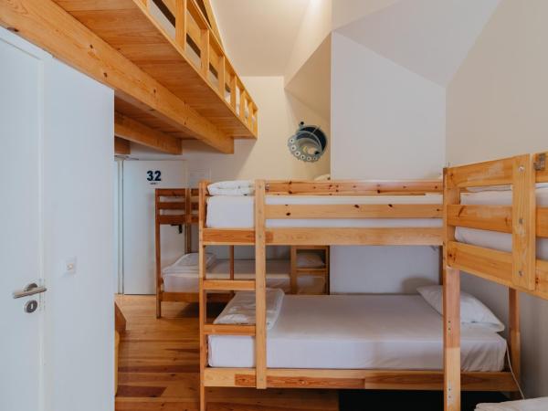 Happy Porto Hostel & Apartments : photo 1 de la chambre lit dans dortoir pour femmes de 8 lits avec salle de bains privative