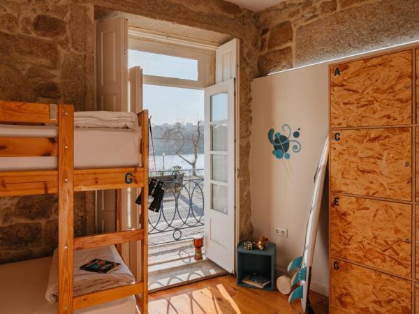 Happy Porto Hostel & Apartments : photo 6 de la chambre lit dans dortoir mixte de 8 lits avec salle de bains privative - vue sur rivière
