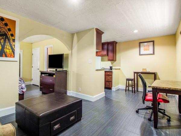 Rodeway Inn & Suites Houston near Medical Center : photo 3 de la chambre suite lit king-size – non-fumeurs