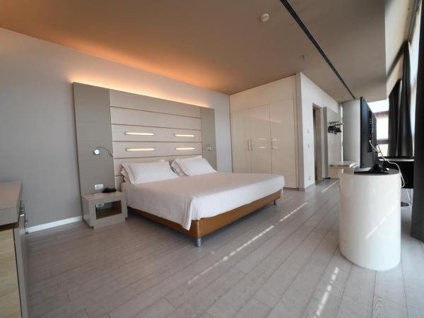 Best Western Plus Net Tower Hotel Padova : photo 7 de la chambre suite lit king-size avec canapé-lit