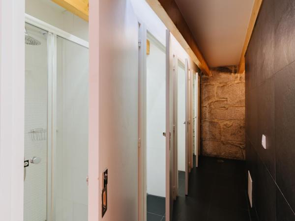 Happy Porto Hostel & Apartments : photo 8 de la chambre lit dans dortoir mixte de 10 lits avec salle de bains privative - vue sur rivière