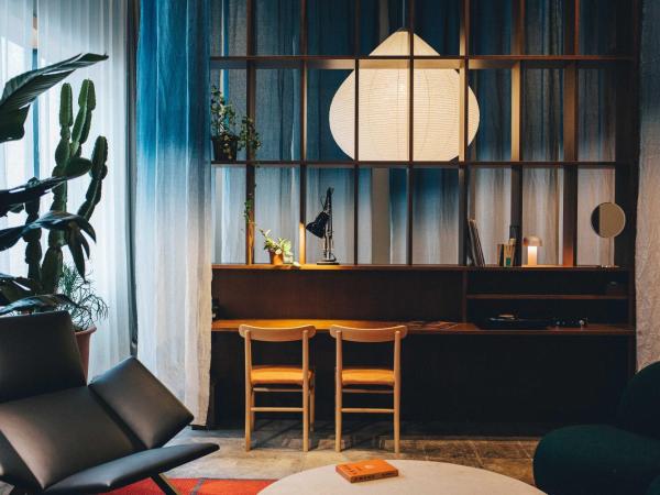 Hotel K5 : photo 7 de la chambre hébergement k5 avec baignoire et mezzanine