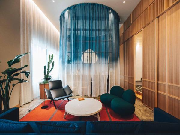 Hotel K5 : photo 4 de la chambre hébergement k5 avec baignoire et mezzanine - court séjour (enregistrement à 18h00 et départ à 10h00)