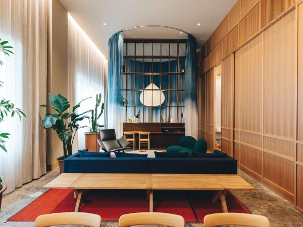 Hotel K5 : photo 1 de la chambre hébergement k5 avec baignoire et mezzanine