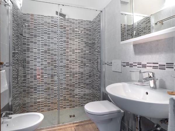 B&B Villa Montreux : photo 6 de la chambre chambre familiale avec salle de bains privative
