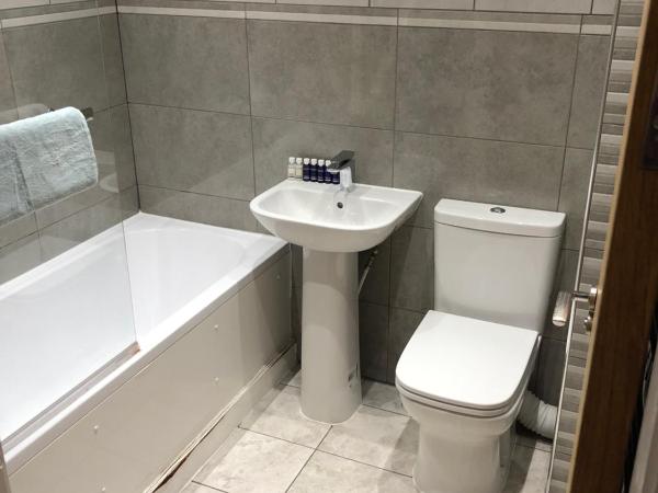 BIG ROOM rusholme WITH TV AND PRIVATE BATHROOM-parking&wifi : photo 10 de la chambre chambre familiale