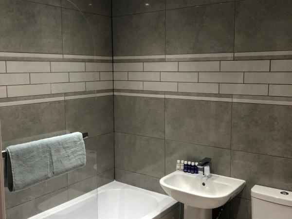 BIG ROOM rusholme WITH TV AND PRIVATE BATHROOM-parking&wifi : photo 1 de la chambre chambre double deluxe