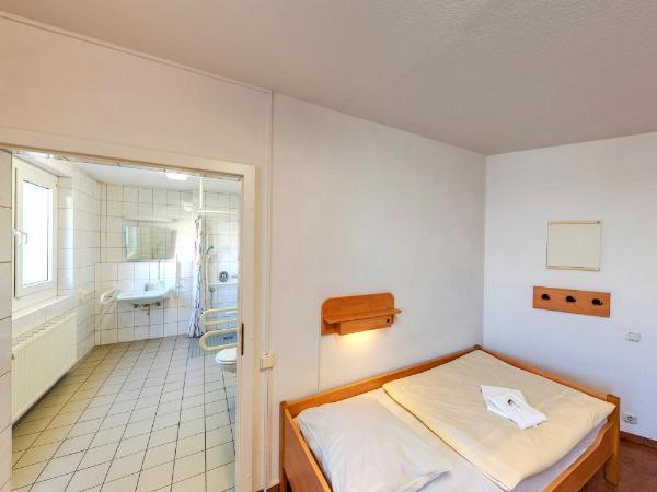 DJH Jugendherberge Dresden - Jugendgästehaus : photo 1 de la chambre chambre lits jumeaux pour personnes à mobilité réduite