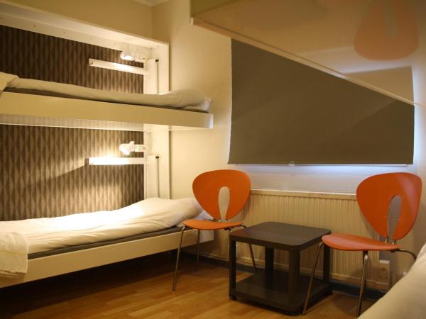 HI Oslo Haraldsheim : photo 1 de la chambre chambre quadruple avec salle de bains commune