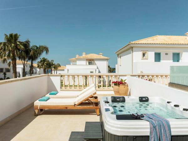 Mitsis Selection Laguna : photo 4 de la chambre bungalow familial avec jacuzzi extérieur – vue sur jardin