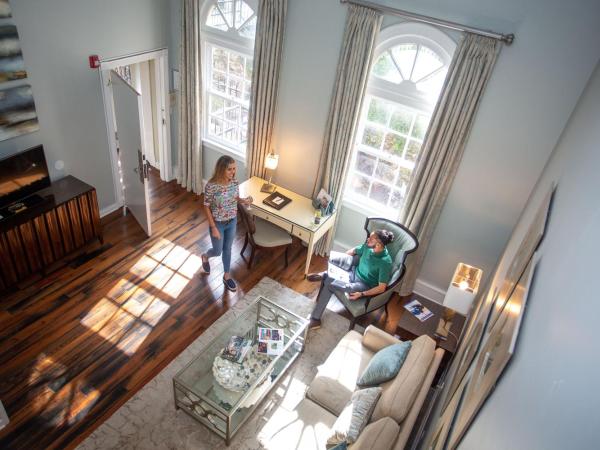 Olde Harbour Inn, Historic Inns of Savannah Collection : photo 8 de la chambre suite 1 chambre lit king-size - vue sur rue - desservie uniquement par des escaliers
