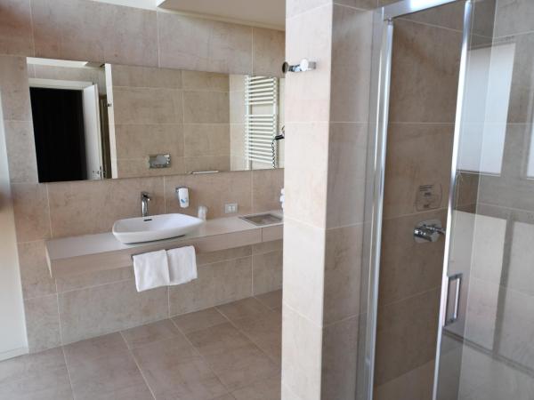 Best Western Plus Net Tower Hotel Padova : photo 8 de la chambre suite lit king-size avec canapé-lit