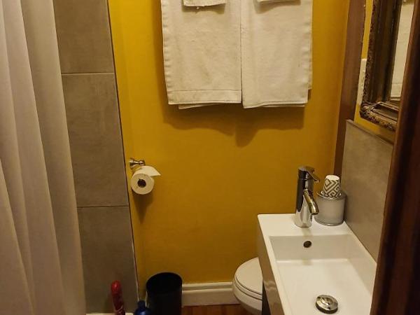 A Moment in Time Bed and Breakfast : photo 3 de la chambre chambre avec lit king-size et salle de bains externe privative