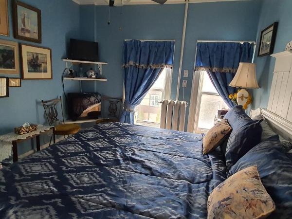 A Moment in Time Bed and Breakfast : photo 2 de la chambre chambre lit king-size avec baignoire spa